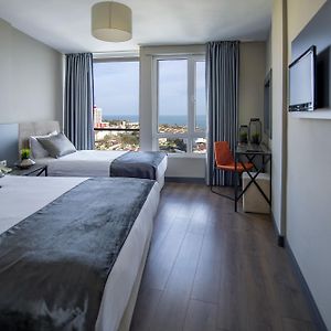Zimmer mit Kingsize-Bett